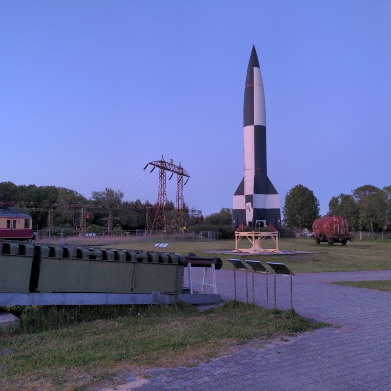 Une horrible fusée V2 / A horrible V2 rocket