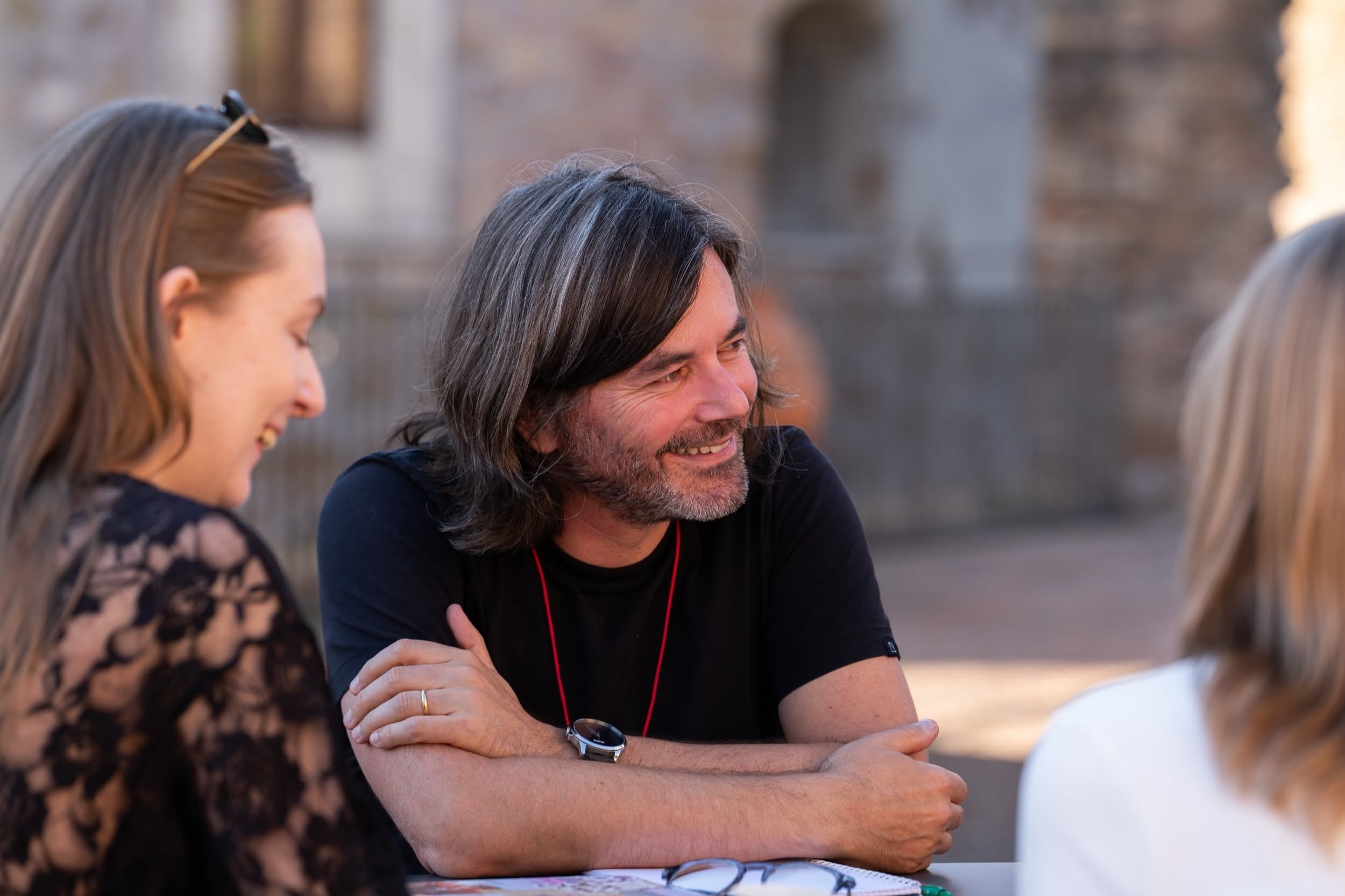 Nicolas Bertrand à l'écoute et souriant